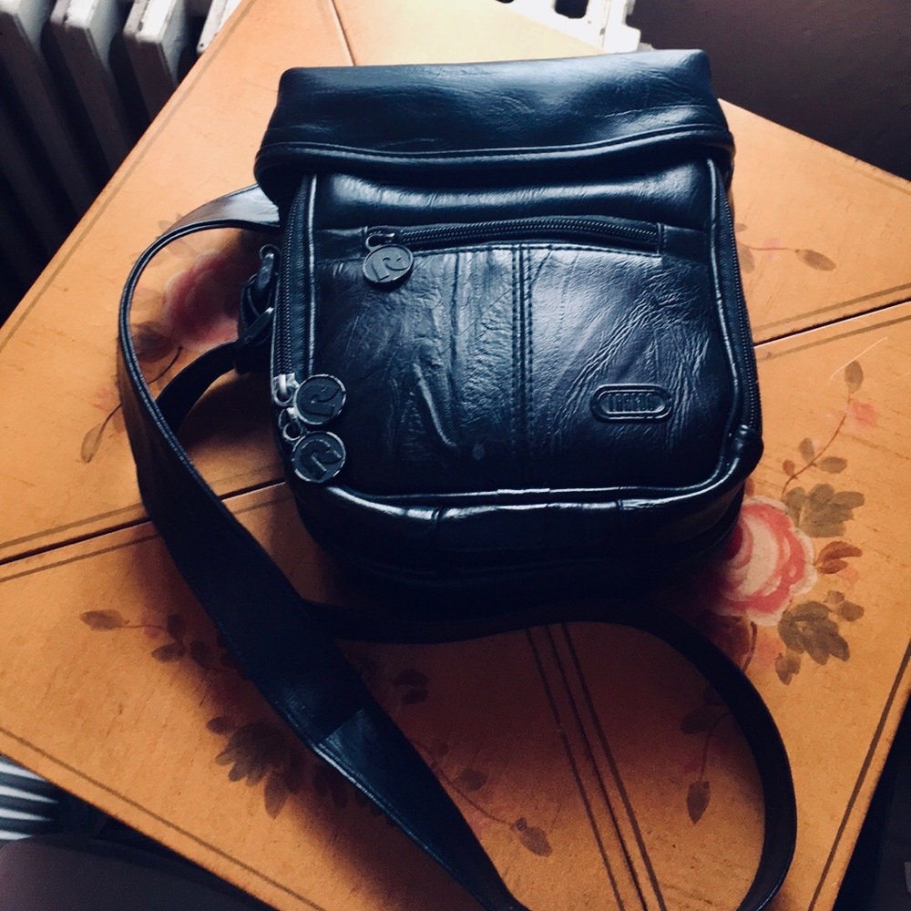 🖤💋Super-Fun 80s Leather Purse/ Camera Bag